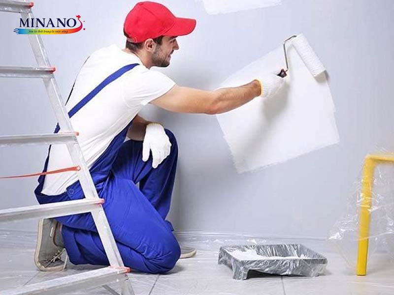 vệ sinh tường trước khi sơn giúp sơn lên màu chuẩn hơn