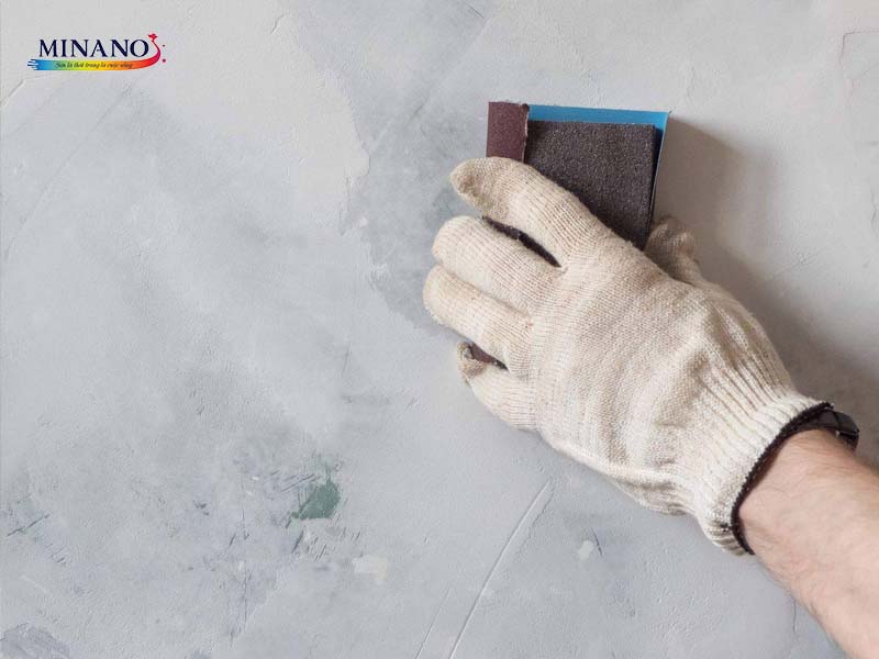 Làm sạch bề mặt tường ẩm trước khi thi công sơn