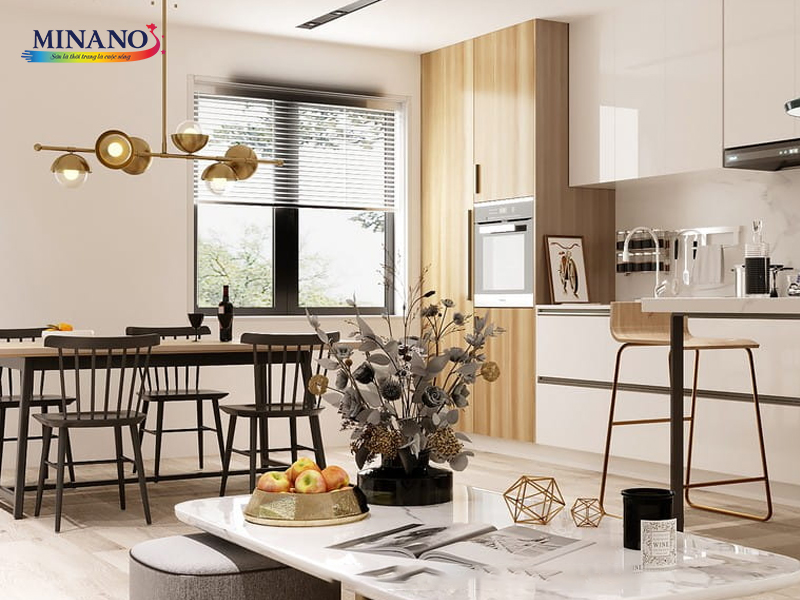 Phòng bếp đẹp mắt và ấm cúng với tone màu sữa nhẹ nhàng. Tường được sơn màu sữa tạo nền tĩnh lặng và dễ dàng kết hợp với nội thất gỗ tự nhiên