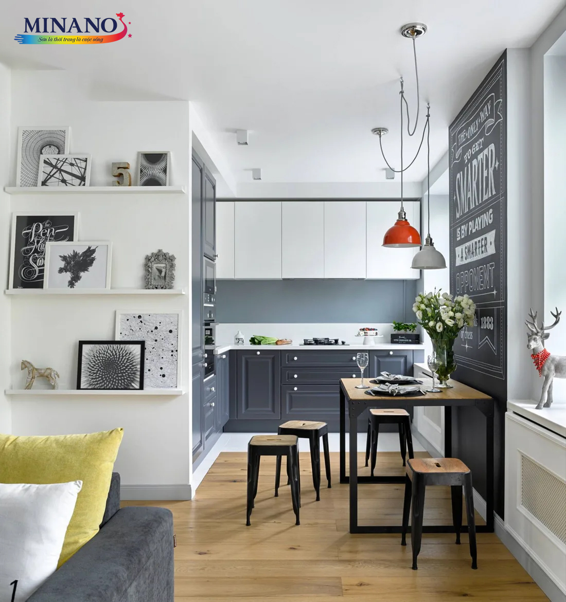Phòng bếp tinh tế và hiện đại với tone màu trắng xanh kết hợp. Tường và trần được sơn màu trắng ghi, tạo nền cho không gian sạch sẽ và thanh lịch